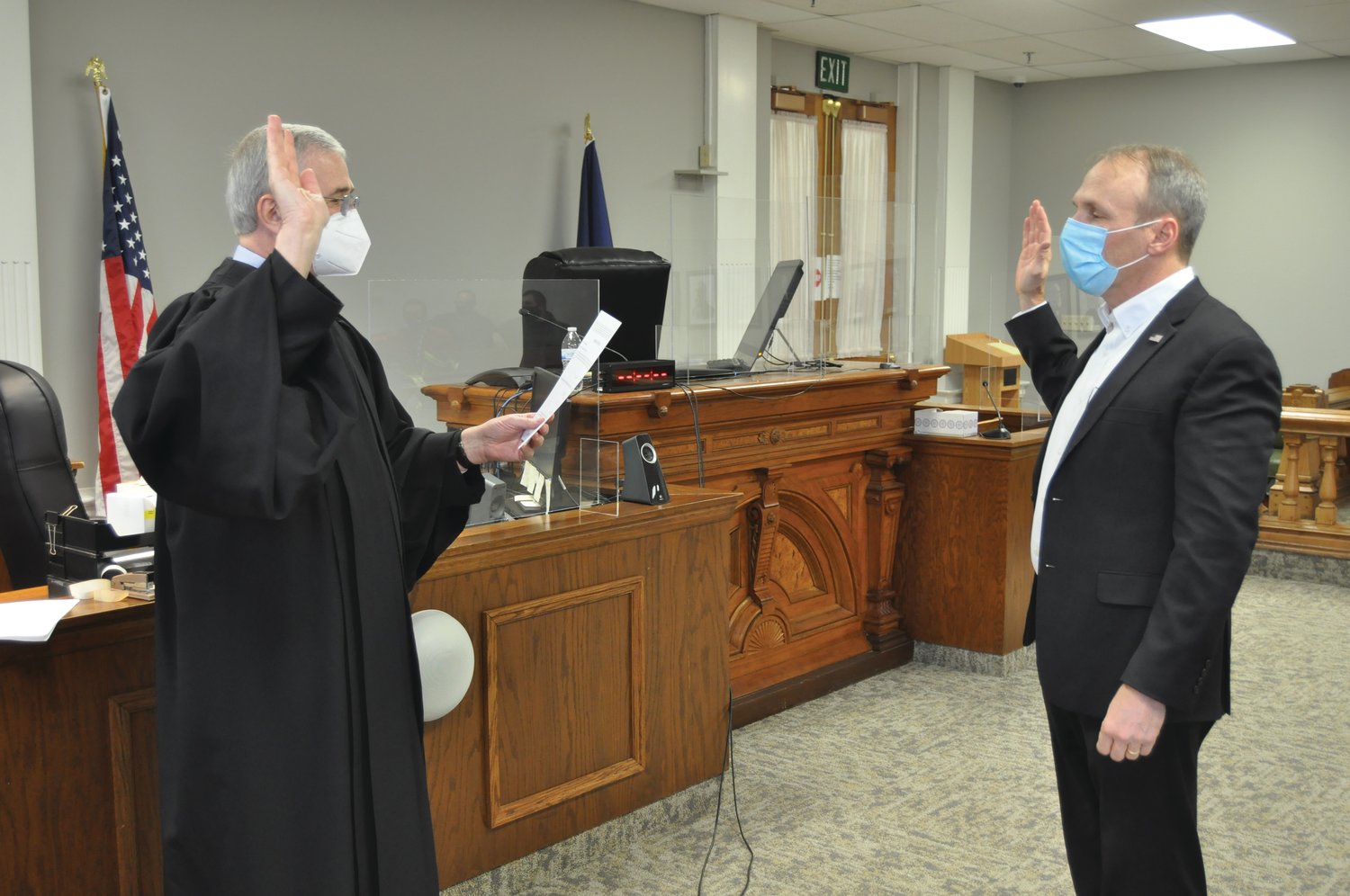 Montgomery County Councilman David Hunt takes the oath of office from Judge Harry Siamas in the circuit courtroom Tuesday.